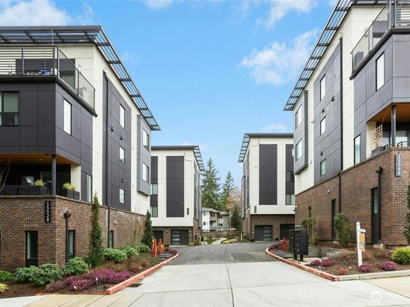 15538 NE 15th Place 400, Bellevue WA 98007