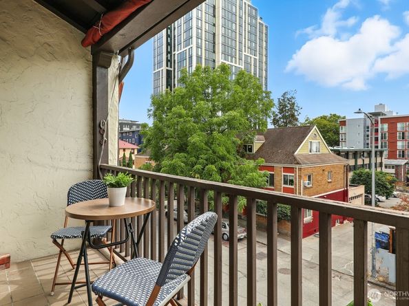 1106 NE 42nd Street 19, Seattle WA 98105