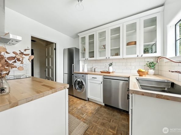 1106 NE 42nd Street 19, Seattle WA 98105