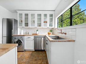 1106 NE 42nd Street 19, Seattle WA 98105