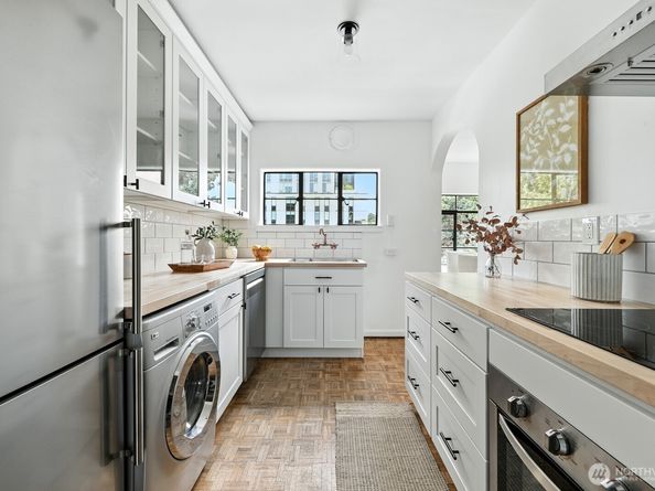 1106 NE 42nd Street 19, Seattle WA 98105
