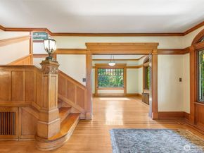 1220 10th Avenue E, Seattle WA 98102