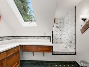 1220 10th Avenue E, Seattle WA 98102