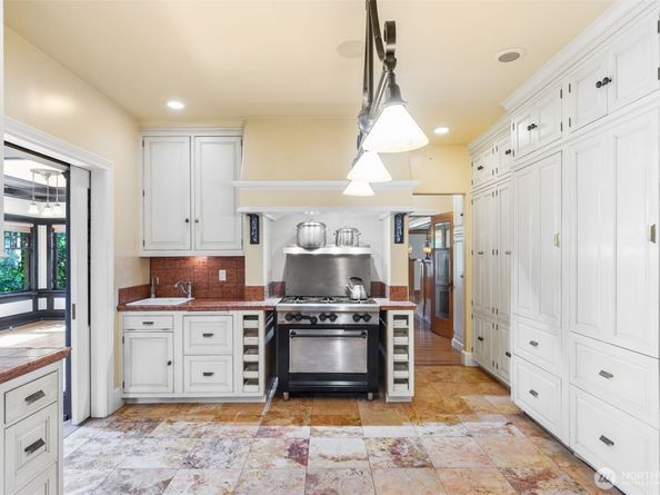 1220 10th Avenue E, Seattle WA 98102