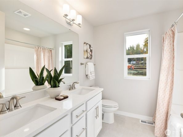 216 NE Shadowhawk Lane, Bremerton WA 98311