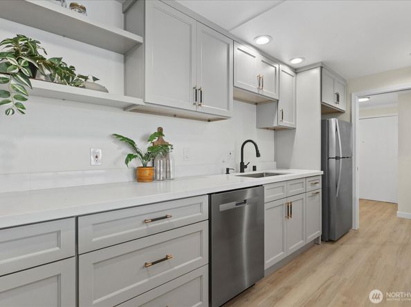 733 Lake Street S 202, Kirkland WA 98033