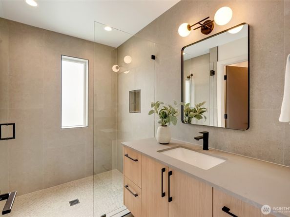 5427 25th Avenue SW, Seattle WA 98106