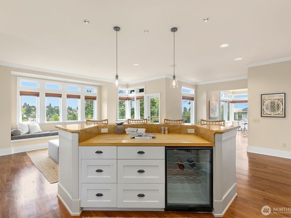 3016 37th Avenue W, Seattle WA 98199