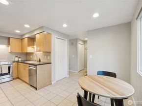 8225 212th Street SW 304, Edmonds WA 98026