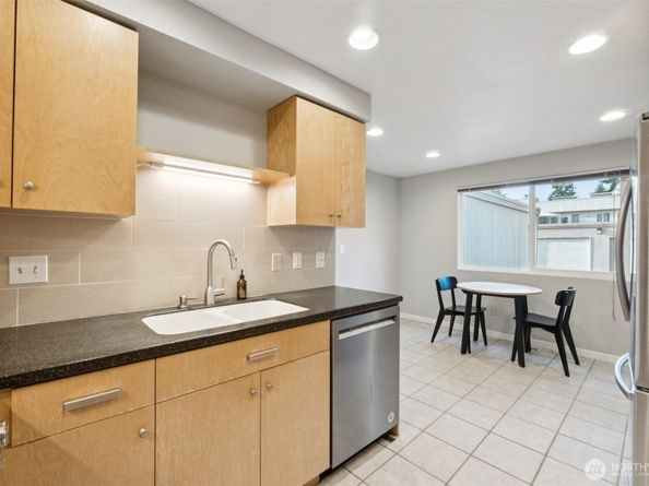 8225 212th Street SW 304, Edmonds WA 98026