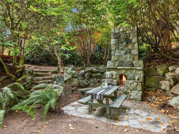 9482 Green Spot Place NE, Bainbridge Island WA 98110