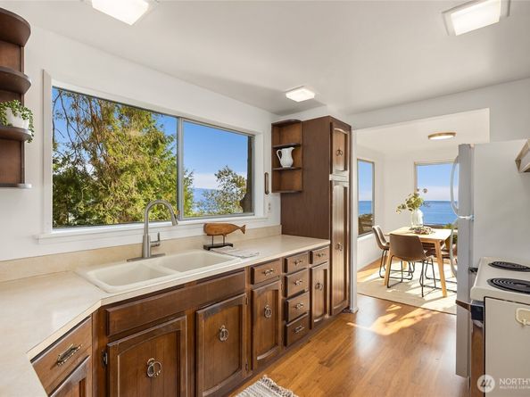9482 Green Spot Place NE, Bainbridge Island WA 98110