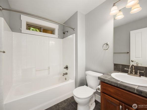 2989 NE Davis Loop, Issaquah WA 98029