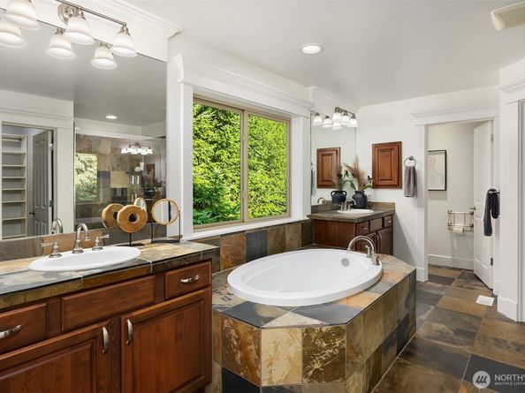 2989 NE Davis Loop, Issaquah WA 98029