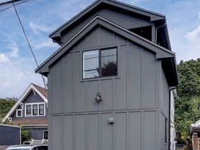 2137 7th Avenue W, Seattle WA 98119