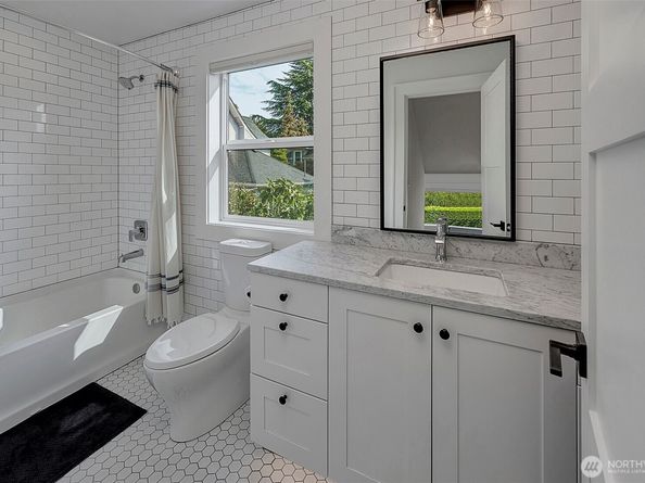 2137 7th Avenue W, Seattle WA 98119
