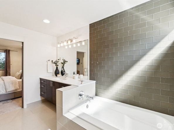 1612 N 46th Street, Seattle WA 98103