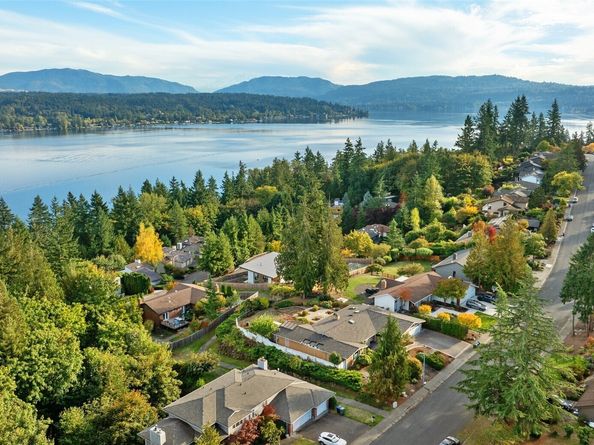 1672 185th Avenue NE, Bellevue WA 98008