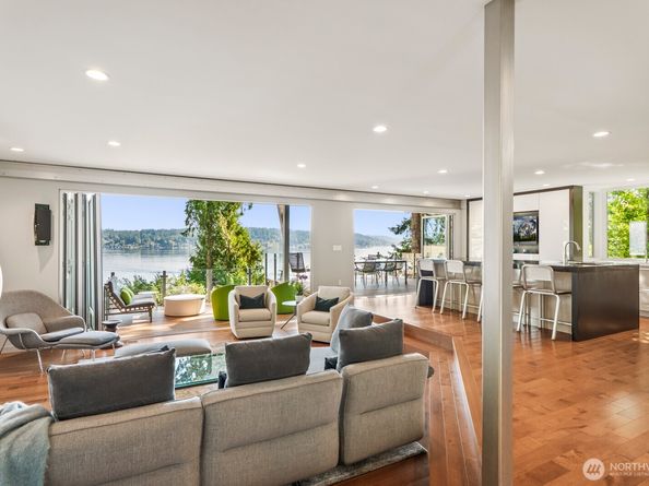 1606 W Lake Sammamish Parkway SE, Bellevue WA 98008