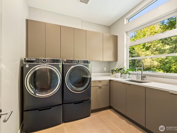 1606 W Lake Sammamish Parkway SE, Bellevue WA 98008