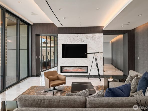 838 Avenue Square NE 1402, Bellevue WA 98004