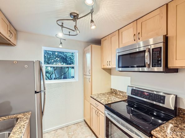 19857 25th Avenue NE 105, Shoreline WA 98155