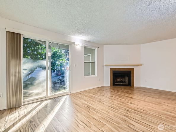 19857 25th Avenue NE 105, Shoreline WA 98155