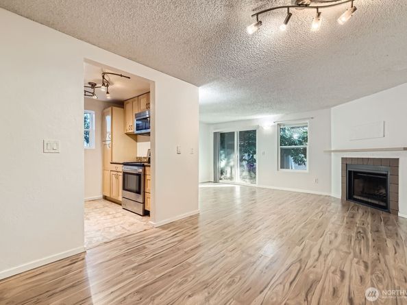 19857 25th Avenue NE 105, Shoreline WA 98155
