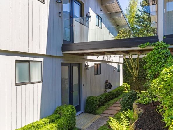 3510 W Commodore Way, Seattle WA 98199