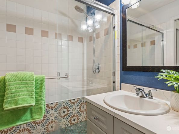 3800 NE Sunset Boulevard E202, Renton WA 98056