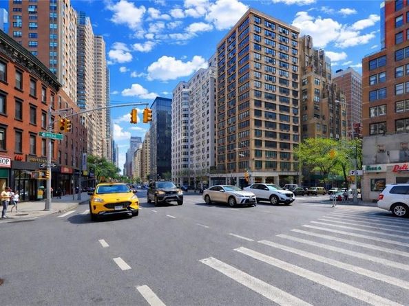 301 East 45th Street 9A, New York NY 10017