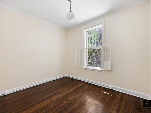 37-33 84th Street 21, Queens NY 11372