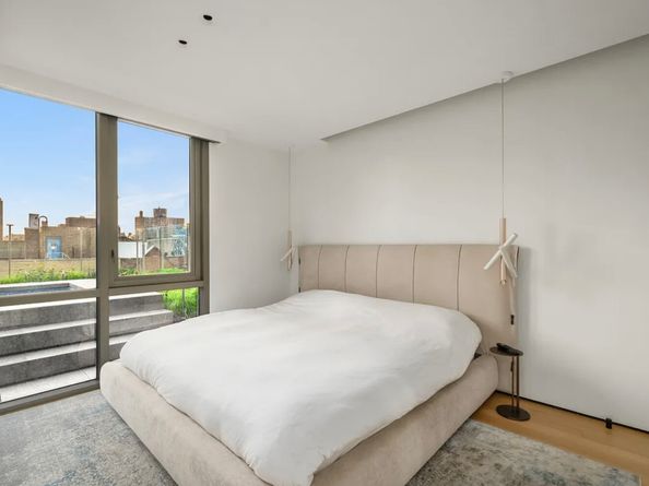 1 Ave B PH1, New York NY 10009