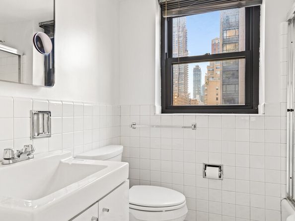 165 East 72nd Street 11C, New York NY 10021