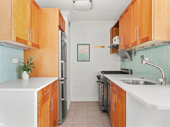 201 East 17th Street 8F, New York NY 10003