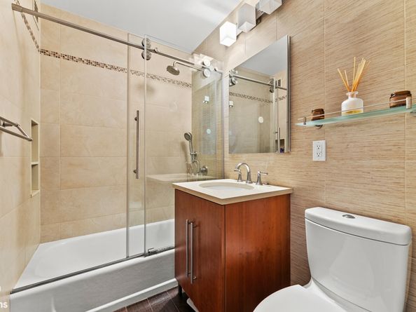 201 East 17th Street 8F, New York NY 10003