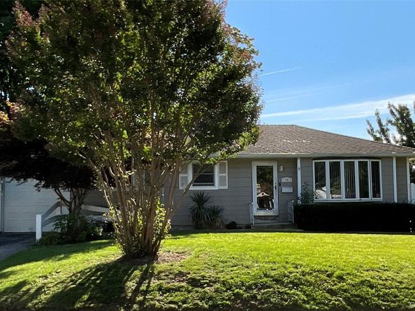 28 Pleasant Avenue, Farmingdale NY 11735