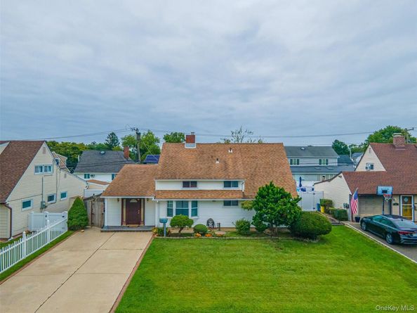 82 Lantern Road, Hicksville NY 11801