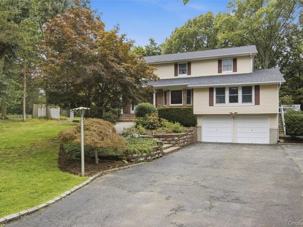18 White Deer Court, Huntington NY 11743