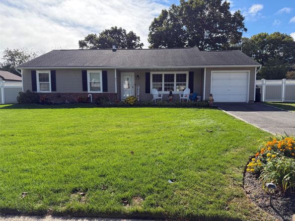 30 Inverness Road, Holbrook NY 11741