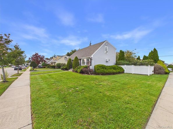 39 Croyden Lane, Hicksville NY 11801