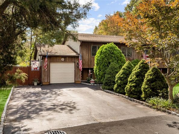 14 Mineola Street, Holtsville NY 11742