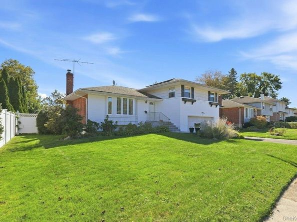 16 Radnor Road, Plainview NY 11803