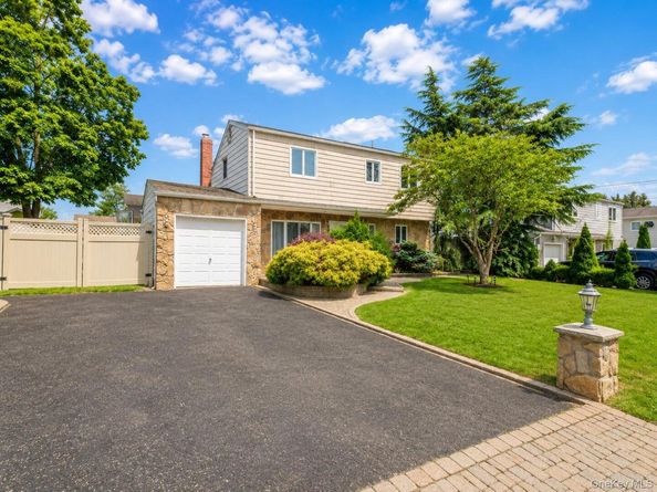 301 W 22nd Street, Deer Park NY 11729