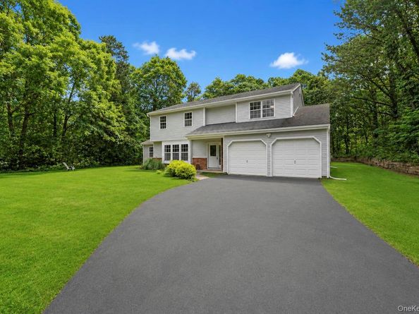 11 Bates Lane, Ridge NY 11961