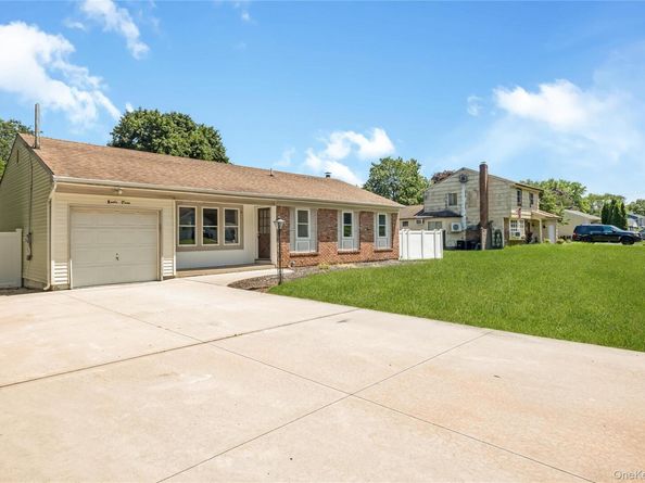 93 Raynor Road, Ridge NY 11961