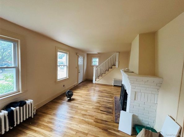 29 Roosevelt Street, Glen Cove NY 11542