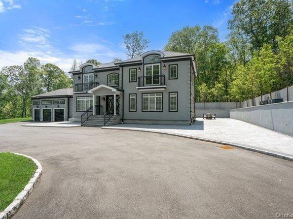 23 Woodbury Road, Woodbury NY 11797