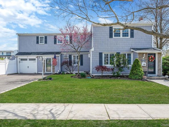 2 Sutton Place, Massapequa NY 11758
