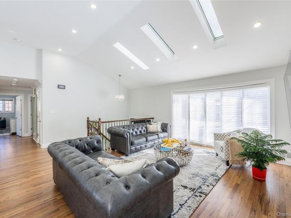 7 Dunhill Road, Manhasset Hills NY 11040